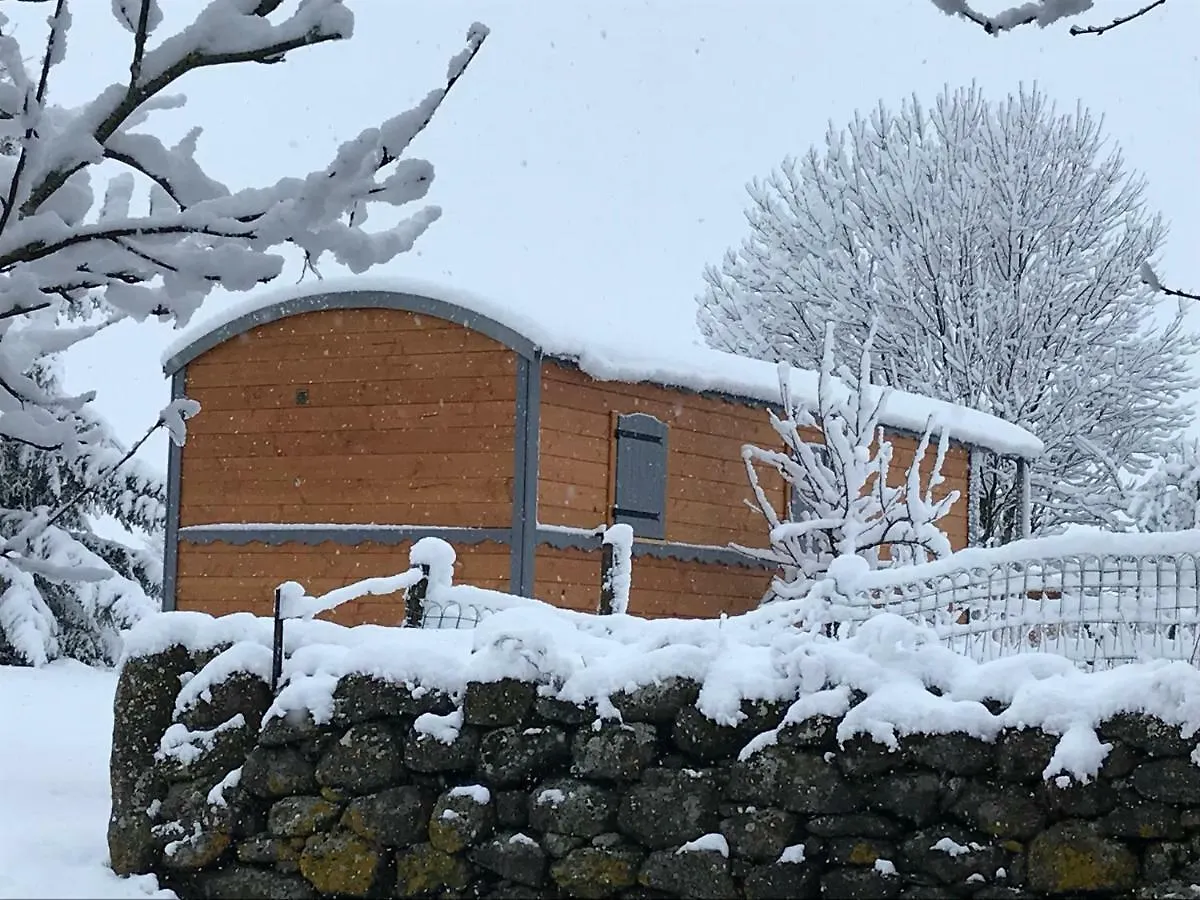 La Roulotte Au Fond Du Pre Hotel Coltines France