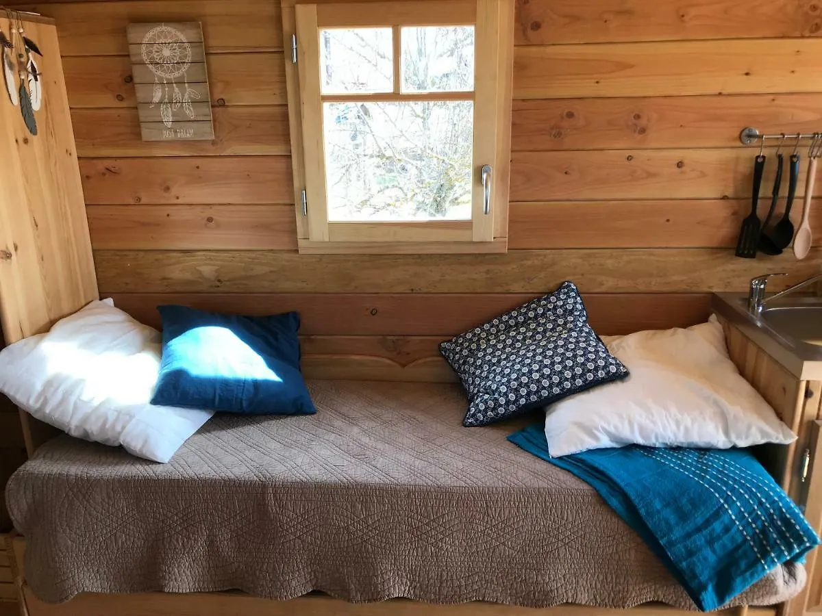 Guest house La Roulotte Au Fond Du Pre Hotel Coltines France