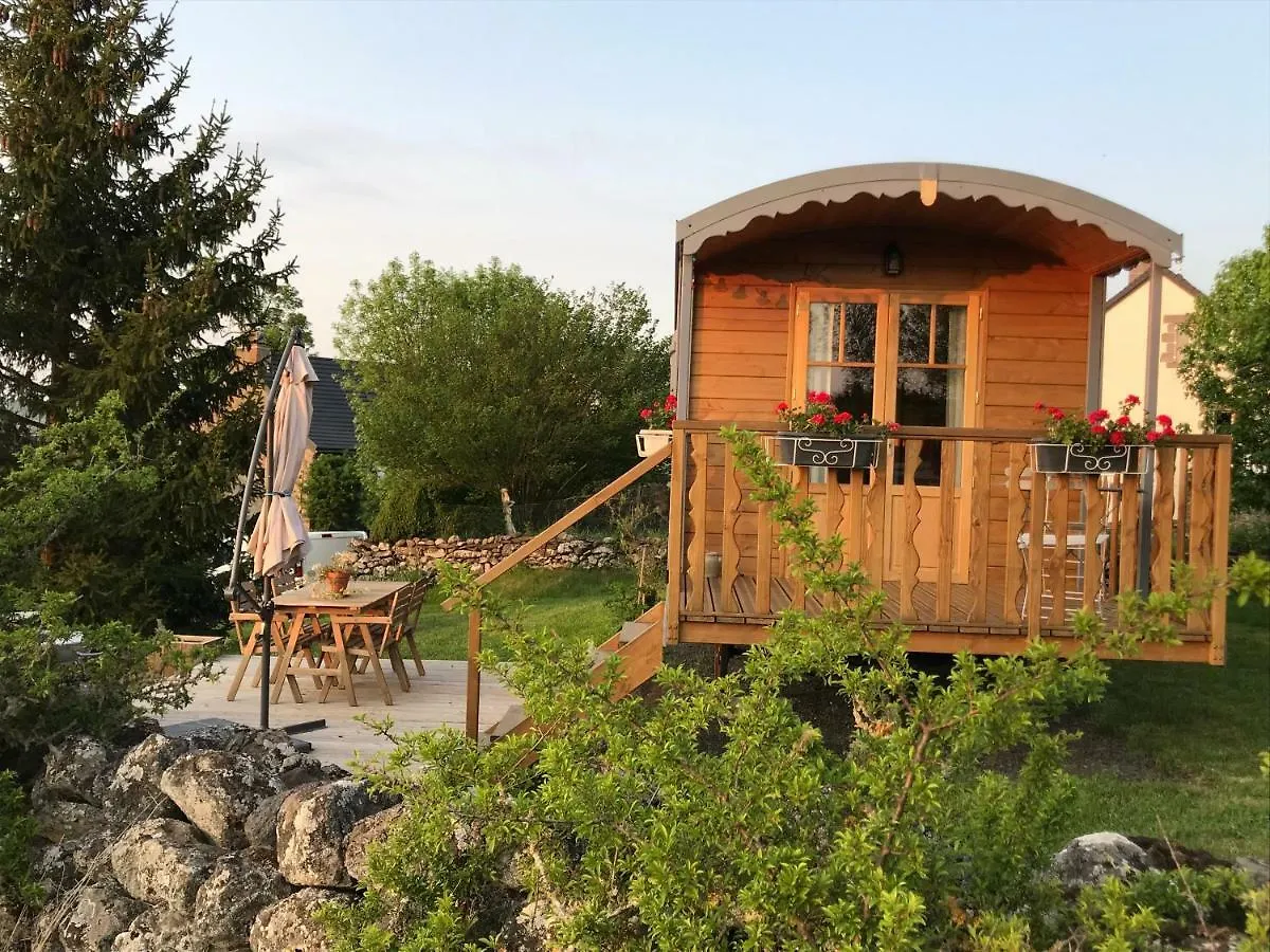 La Roulotte Au Fond Du Pre Hotel Coltines 0*,