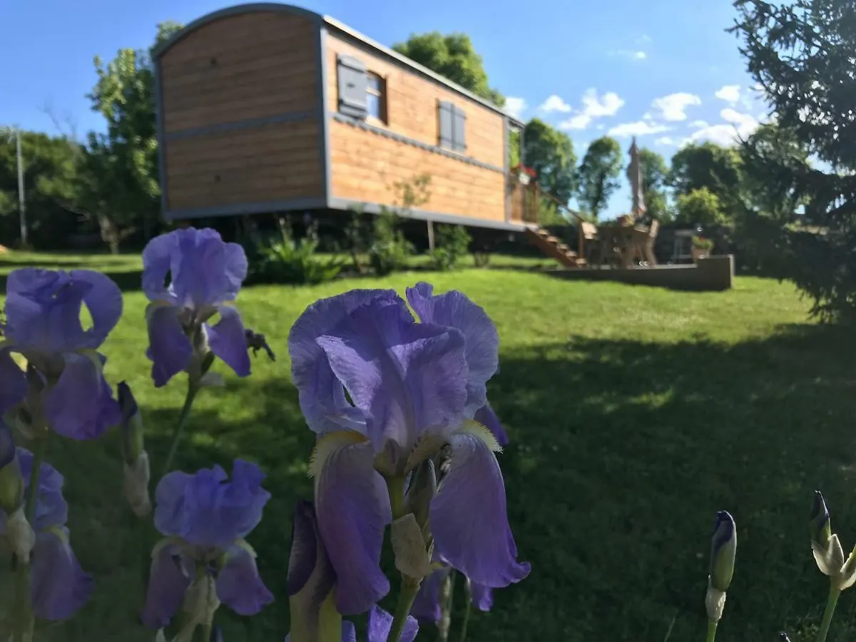 La Roulotte Au Fond Du Pre Hotel Coltines Guest house