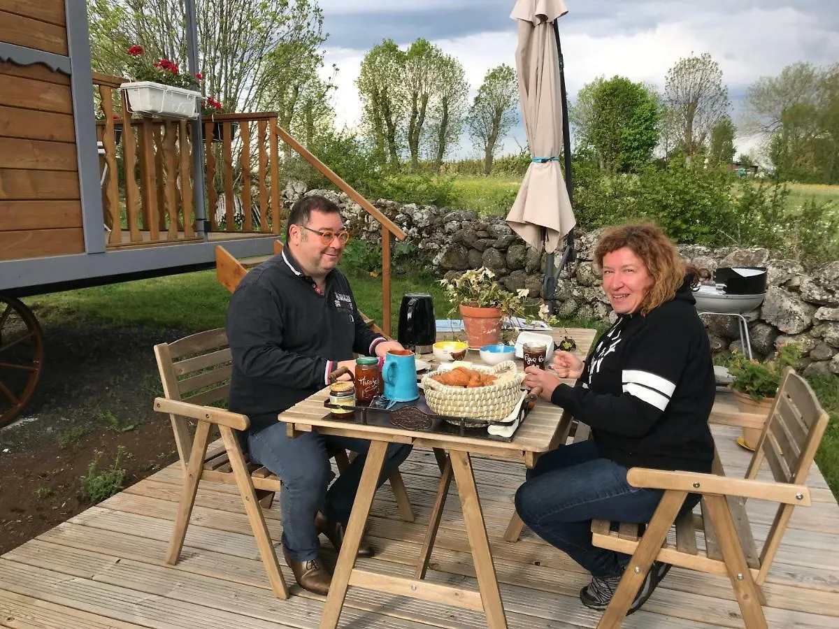 Guest house La Roulotte Au Fond Du Pre Hotel Coltines
