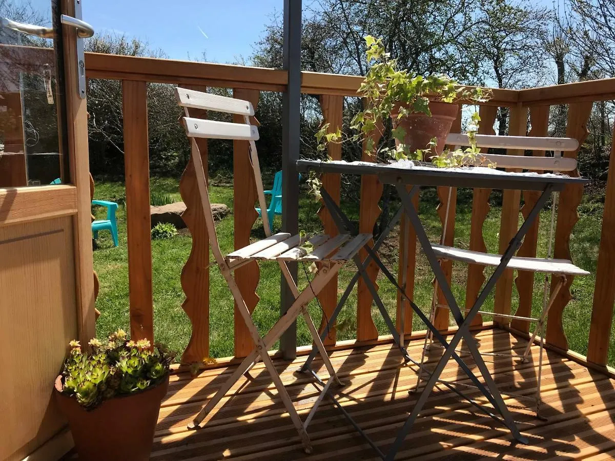 Hotel La Roulotte Au Fond Du Pre Coltines Penzion