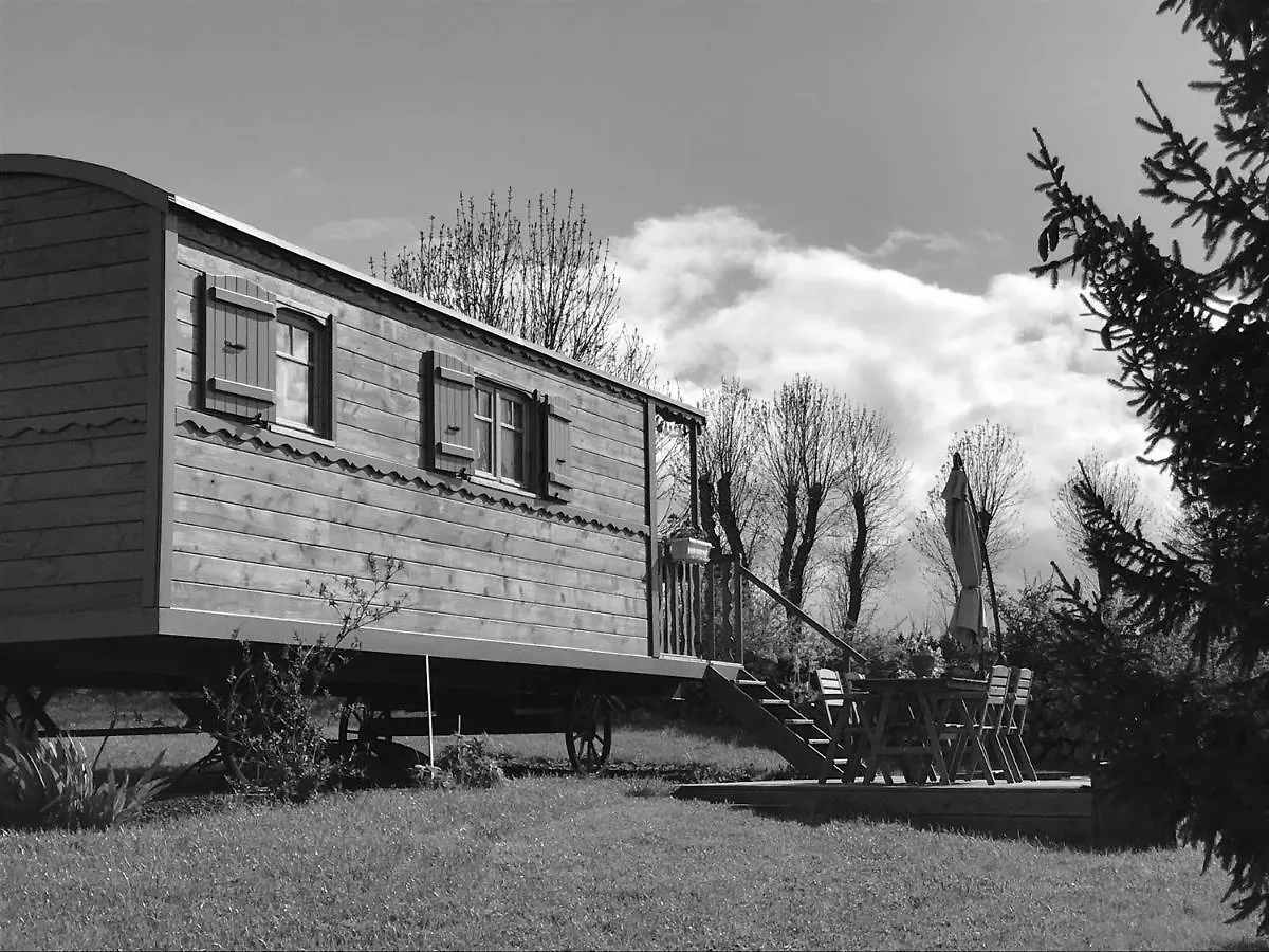 Hotel La Roulotte Au Fond Du Pre Coltines Penzion